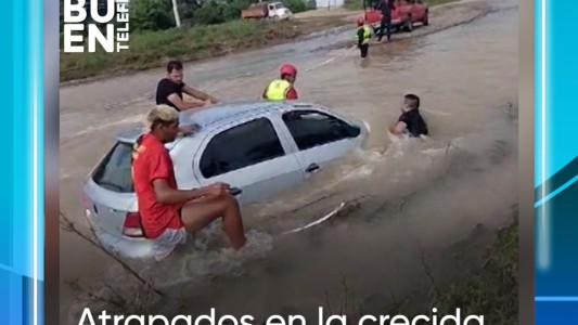 Se quedaron atrapados en un auto durante una crecida del rio