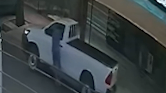 Se colgó de su camioneta para evitar el robo y terminó internado en grave estado