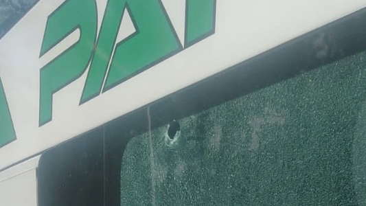 Balearon micros de traslado del servicio penitenciario en Rosario: hay un agente herido