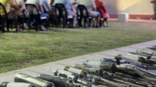 Un intendente cordobés exhibe cientos de escapes libres incautados en operativos de control