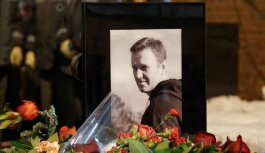 Navalny murió de causa natural, dijo el jefe del espionaje ruso