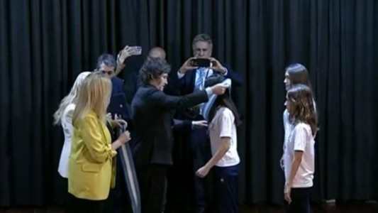 Milei inauguró el ciclo lectivo en su excolegio: una alumna se desmayó en medio del acto