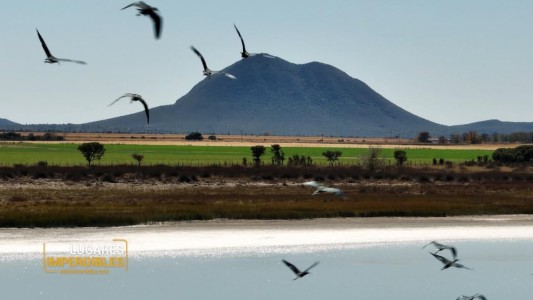 Un poblado rodeado de volcanes, palmas y una mágica laguna