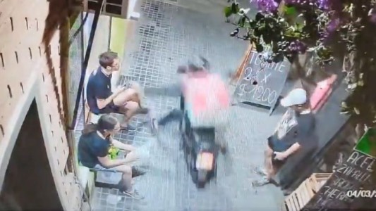 Video: delincuente disfrazado de delivery roba celular en la puerta de una Verdulería en B° Alto Alberdi