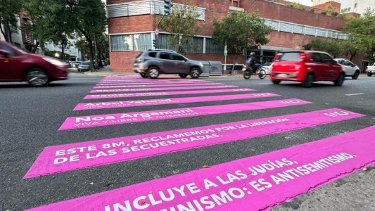 #8M: Intervienen cebras peatonales para reclamar la libertad de las mujeres secuestradas por Hamás