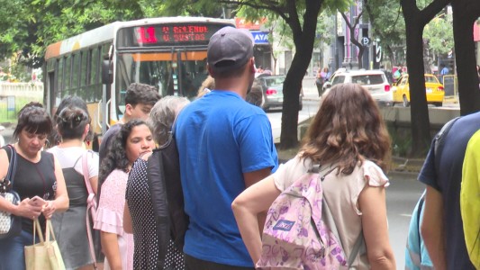 Fila interminable para esperar el colectivo