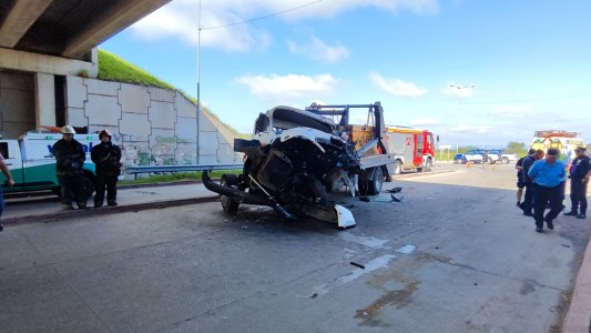 Dos camiones chocaron de frente y un conductor quedó atrapado