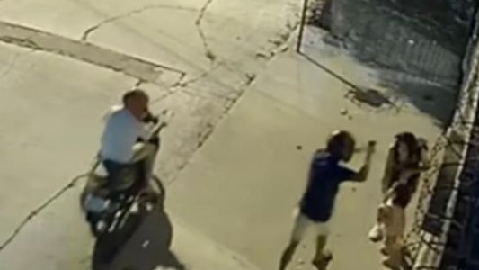 Una secuencia que estremece: así asaltaron a una mamá y su pequeña hija en pleno barrio San Vicente