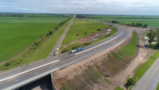 Secuestraron a un hombre, le robaron  y lo dejaron maniatado en su auto
