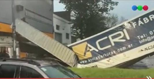 Fuerte temporal en el AMBA provocó caída de árboles, calles inundadas y vuelos desviados