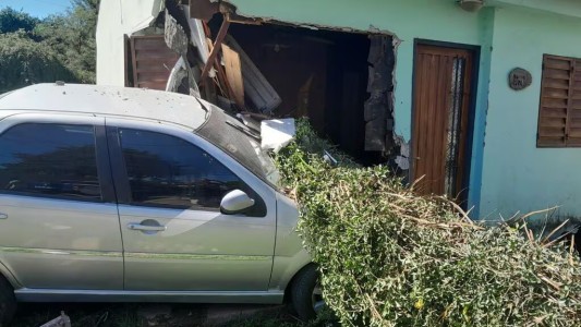 Córdoba: perdió el control del auto y terminó destruyendo una casa