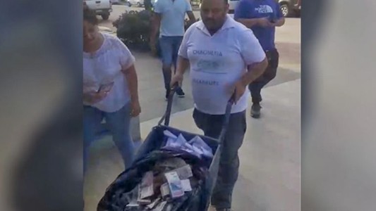 Vecino llevó más de un millón de pesos en una carretilla para pagar la luz