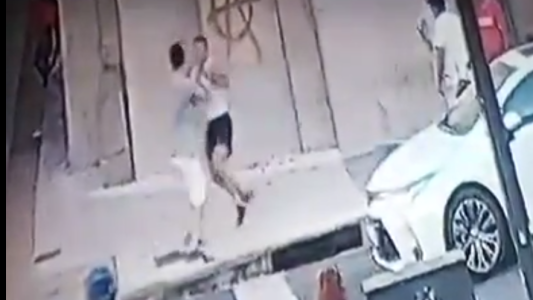 Motociclista noqueó a un automovilista durante una discusión de tránsito