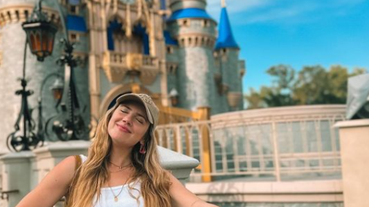 Stephanie Demner ofrece un viaje a Disney con cupos limitados: cuesta 4 mil dólares y no incluye aéreos