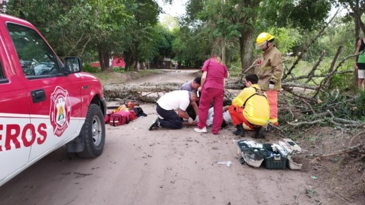 Un joven sufrió de una fractura expuesta al caerle un árbol en Unquillo