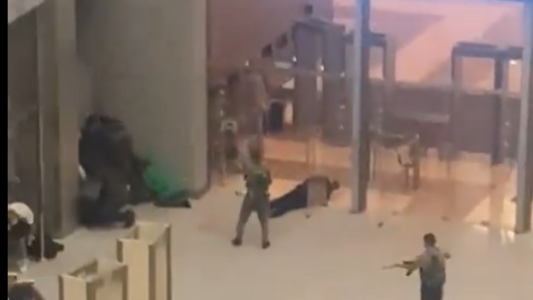 Masacre en Moscú: grupo armado ingresó a los tiros a una sala de conciertos