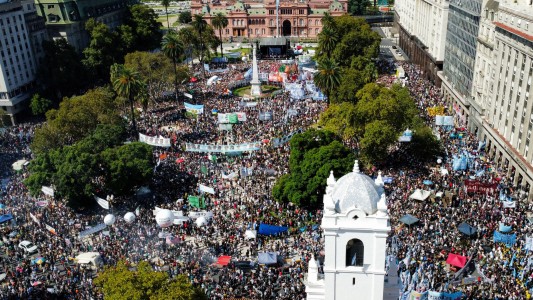 Desaparecidos, negacionismo, narcos en Rosario y "que se vayan": los mensajes en Plaza de Mayo por el aniversario de la última dictadura