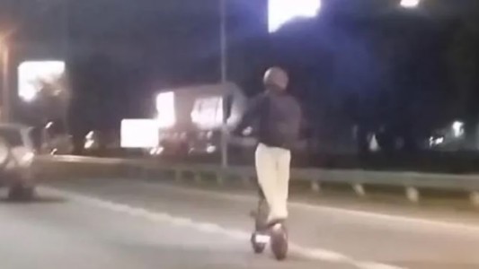 Peligro en la Panamericana: anduvo a bordo de un monopatín eléctrico, esquivó autos y logró pasar por el peaje