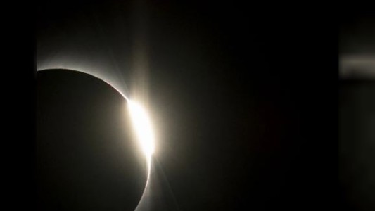 Un eclipse total de sol revoluciona a América del Norte