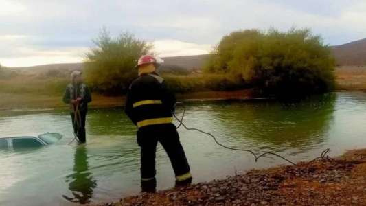 Fue a lavar el auto, se olvidó de poner el freno de mano y terminó en el agua