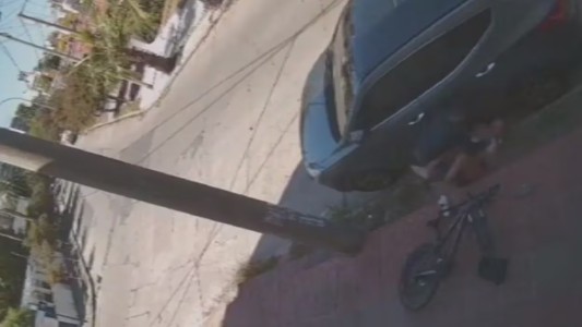 Motochorros atacaron a una ciclista para robarle