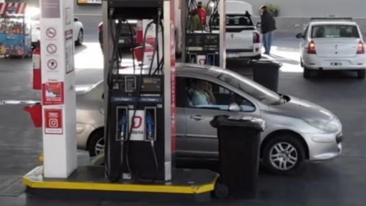 La estación de servicio que vende nafta más barata "para ayudar a nuestros clientes"