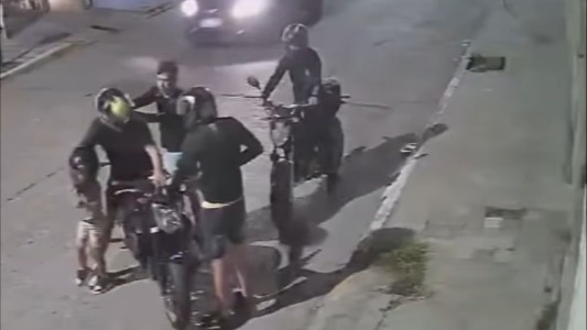 Córdoba: le apuntaron en la cabeza a un padre y su hijo para robarle la moto