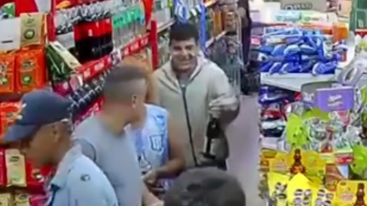 El mechero "chistoso": quiso robarse 4 botellas de fernet, lo descubrieron y las devolvió riéndose