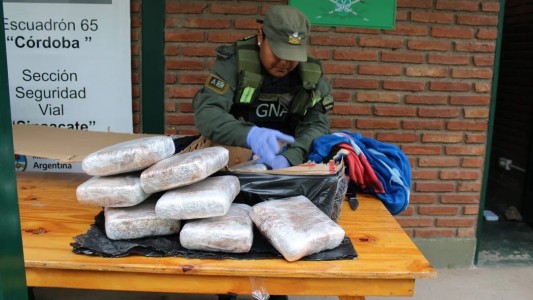Detuvieron a dos personas que transportaban cocaína dentro de una encomienda en Sinsacate