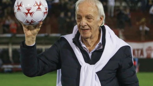 La salud de César Luis Menotti: fue operado y sigue internado
