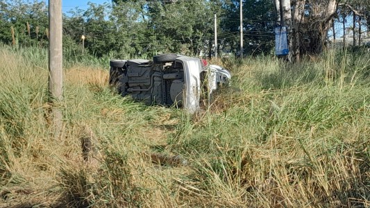 Córdoba: llevaba 7 niños a bordo en el auto, perdió el control y volcó