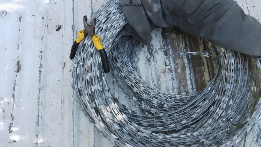 Un joven de 14 años fue detenido por robar varios metros de alambre