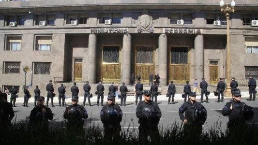 Las inmediaciones de la Casa Rosada fueron militarizadas para impedir las protestas de ATE por despidos de estatales