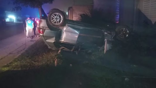 Córdoba: jóvenes chocaron y volcaron en el patio de una casa
