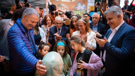 Schiaretti y Llaryora descubren escultura en homenaje a Sonia Torres