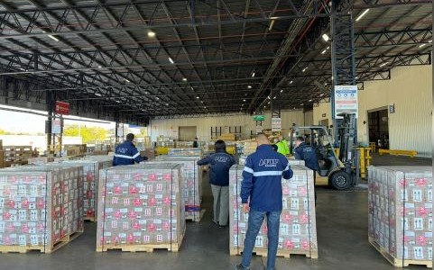 Arribó una nueva carga de repelentes que completan la donación a Cáritas