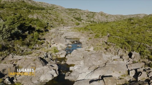 PUEBLO Y RIO EN UN LUGAR IMPERDIBLE DE TRASLASIERRA