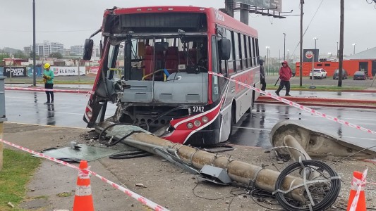 Un colectivo derribó una columna de media tensión en avenida Colón