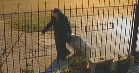 Escalofriante video: descubren a una monja trasladando cuerpo de una mujer en una valija
