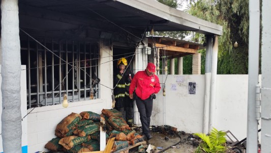 Se incendió un local comercial en Villa Esquiú