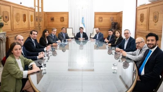 La UCR llevó a Casa Rosada su proyecto de reforma laboral: los principales puntos de la iniciativa