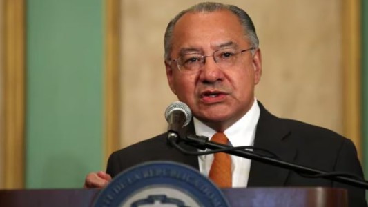 Un exdiplomático de Estados Unidos fue sentenciado a 15 años de prisión por espiar para Cuba