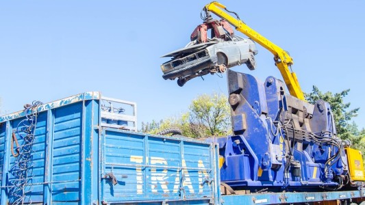 Córdoba continúa con la compactación de autos y motos irrecuperables