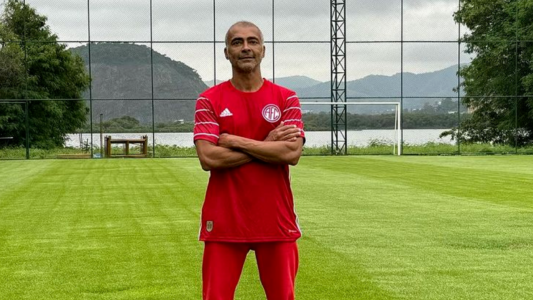 Romário volverá a jugar al fútbol profesional a los 58 años