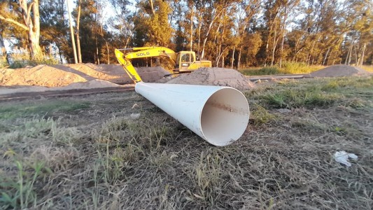 Lo sepultó la tierra, se salvó metiendo la cabeza en un caño