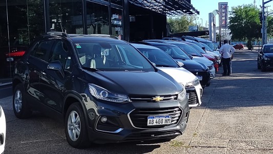 Autos caros en dólares: las ventas cayeron un 30%