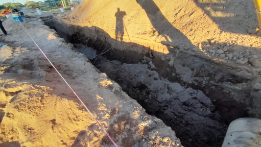 Quedó sepultado por un desmoronamiento y se salvó por meter la cabeza en un caño