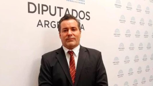 Condenaron a un mes de prisión al ex diputado que fue sorprendido besando partes íntimas de su pareja en plena sesión