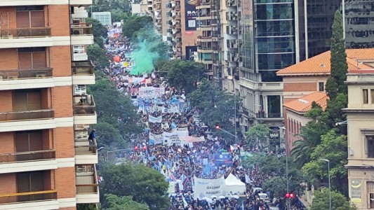 Multitudinaria marcha universitaria en el centro de la Ciudad de Córdoba