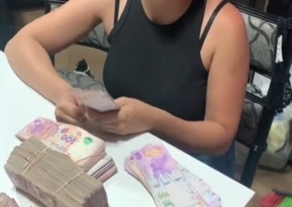 Video: una mujer cambió 400 dólares y le dieron todos billetes de 100